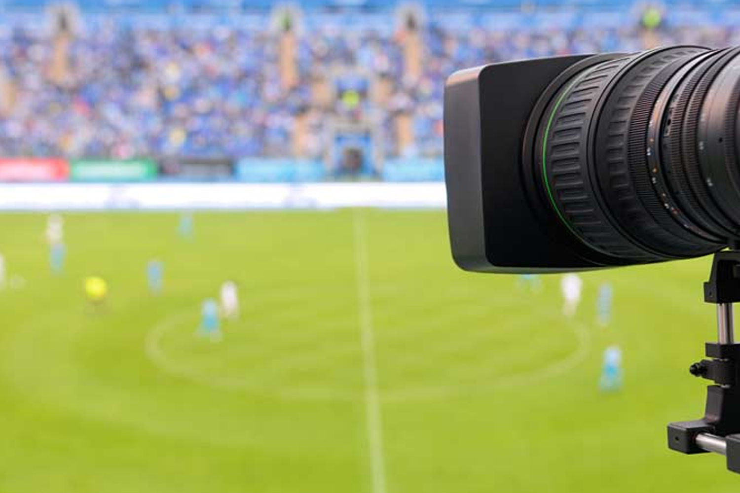 Plano detalle de cámara profesional de productora streaming Barcelona grabando un partido de fútbol