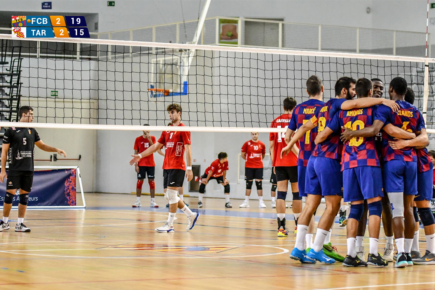Partido de voleiball en un polideportivo